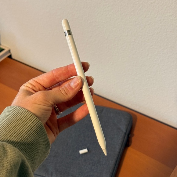 7th Gen Apple iPad - includes Pencil, Case, Charger & Headphones - Picture 6 of 8